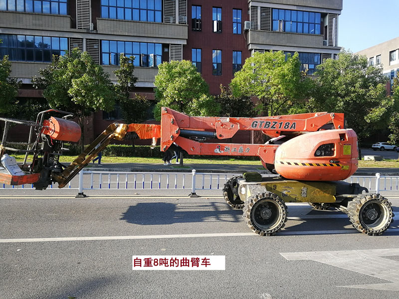 貴州某高校為本校區(qū)內(nèi)600多盞路燈更換LED燈頭及加裝太陽能LORA調(diào)光控制模塊，達(dá)到了節(jié)能和智能控制的目的。(圖6)