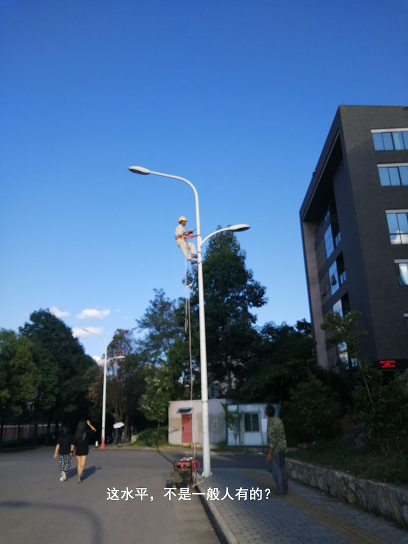 貴州某高校為本校區(qū)內(nèi)600多盞路燈更換LED燈頭及加裝太陽能LORA調(diào)光控制模塊，達(dá)到了節(jié)能和智能控制的目的。(圖8)