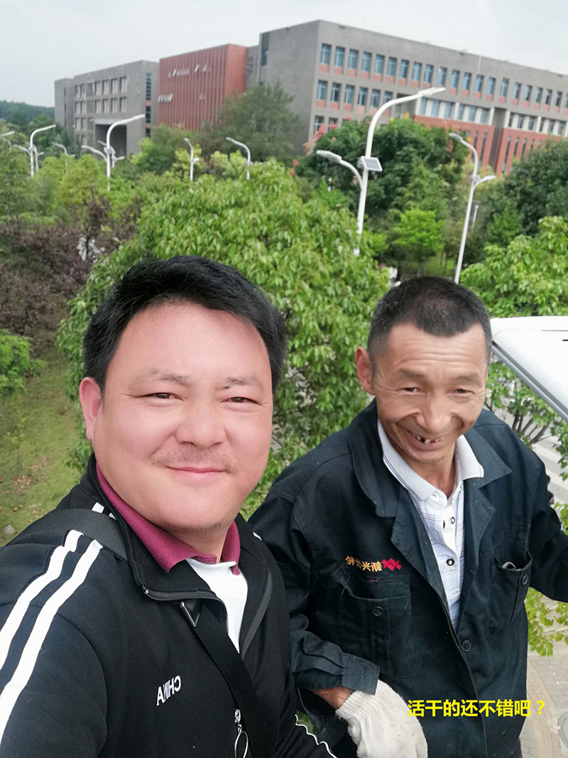 貴州某高校為本校區(qū)內(nèi)600多盞路燈更換LED燈頭及加裝太陽能LORA調(diào)光控制模塊，達(dá)到了節(jié)能和智能控制的目的。(圖10)